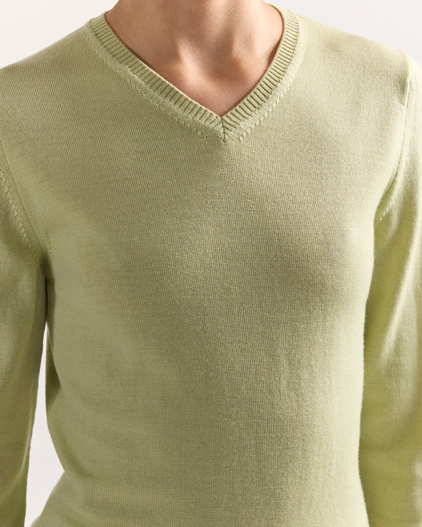 Billie Vneck in Aloe