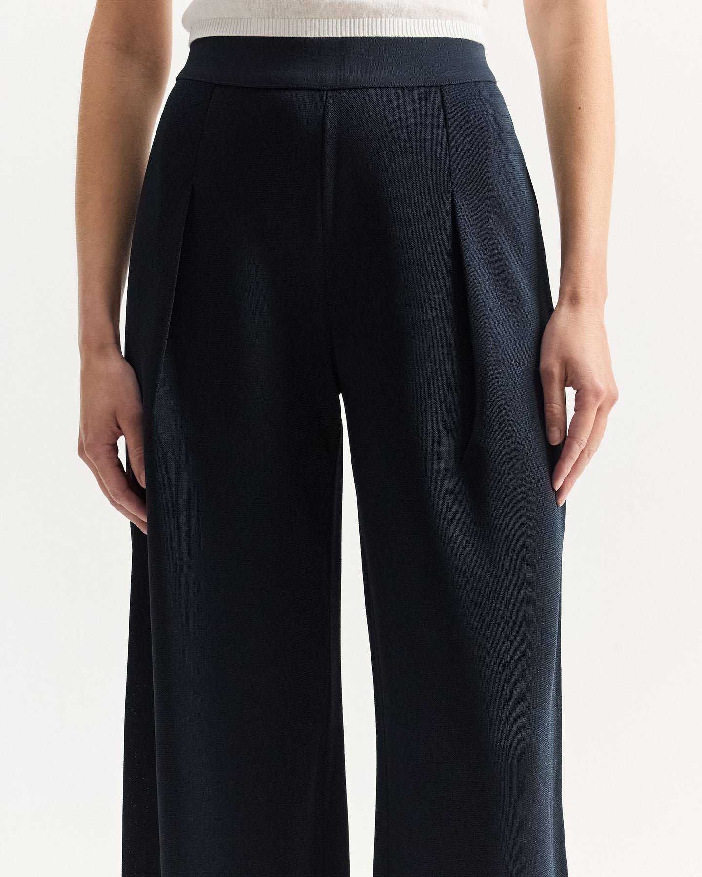 Slinky Gene Pant in Navy
